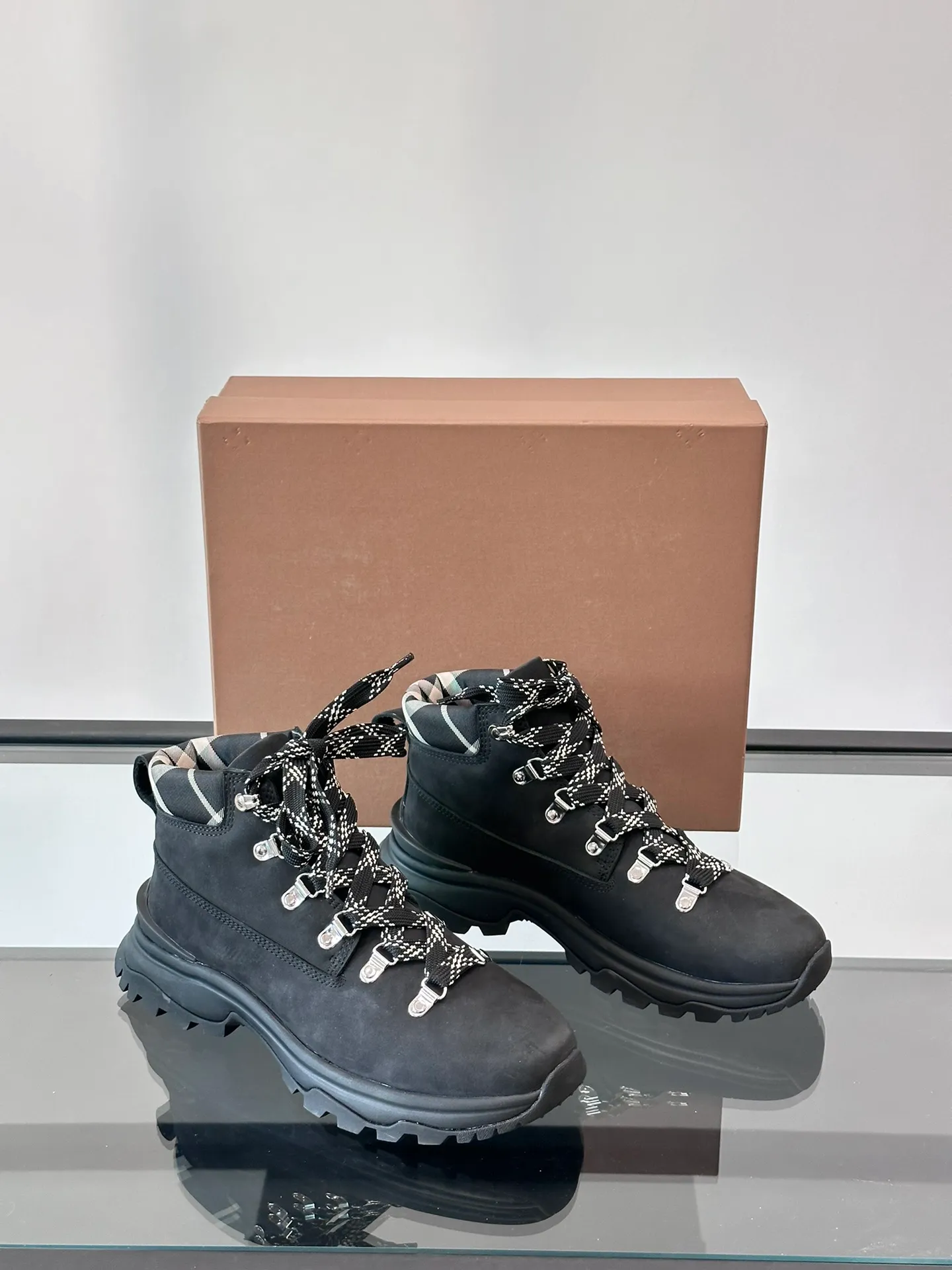 Men's shoes 💰800 ◾️▫️Burberry 2024🆕Ss men's classic high-top thick-soled sneakers, made of first-grain cowhide and decorated with the new brand logo. First-layer cowhide foot pads, the heel is decorated with Burberry lettering embossed logo, and the original TPU outsole! Size: 39-44 (customized at 38.45)